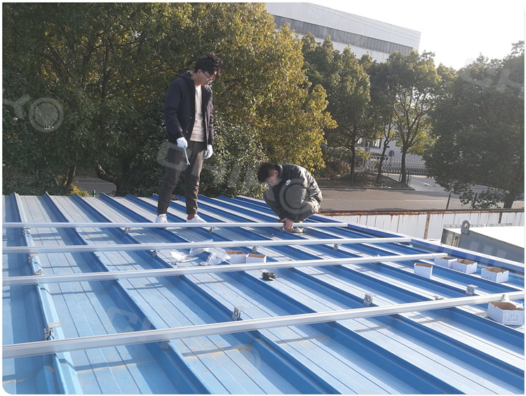 “客户至上，用心服务”，晨科太阳能屋顶夹具试装培训