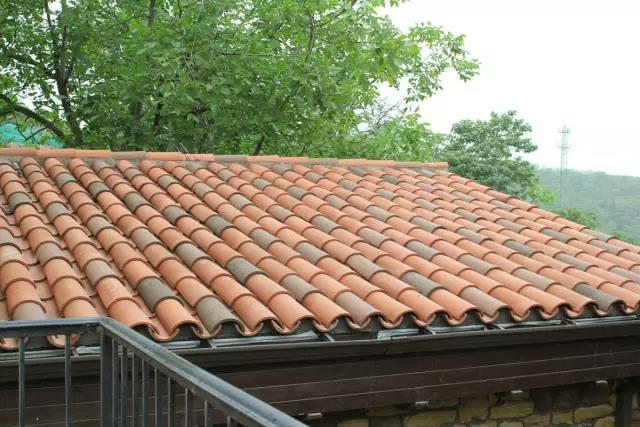 详解瓦屋屋顶的光伏支架安装方式